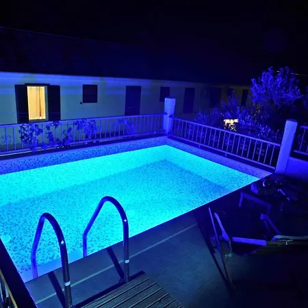 Meri Lux Apartment Sutivan